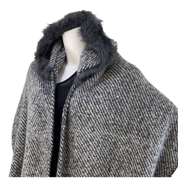 NWT Coco + Carmen hooded shawl with fringes - Picture 2 of 6